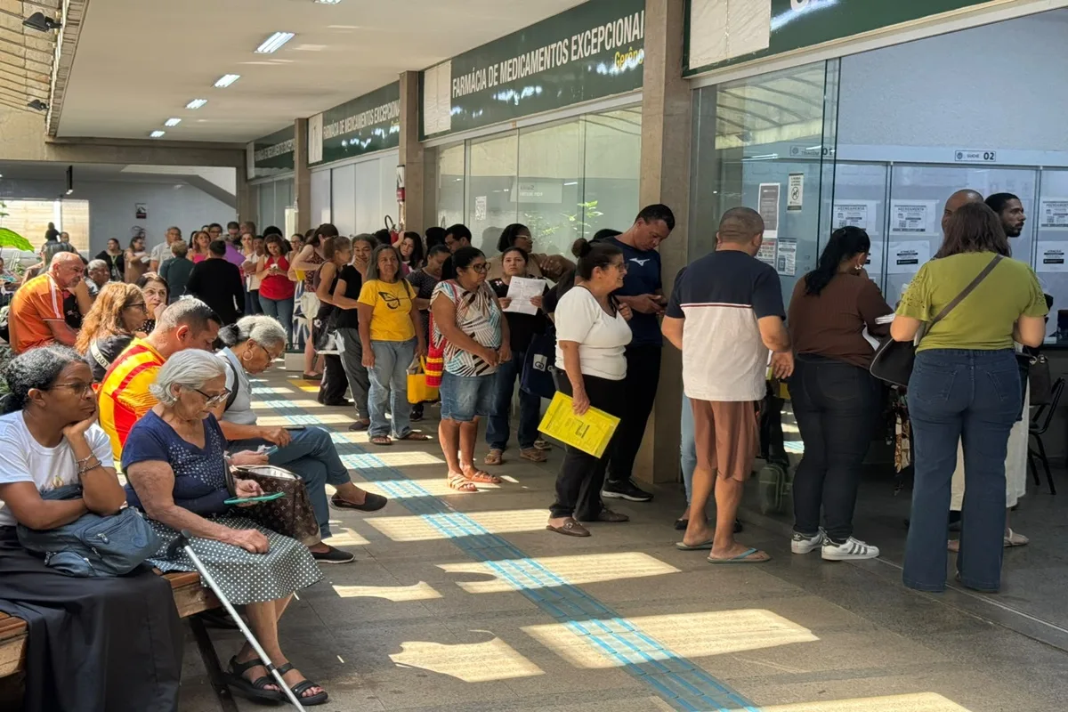 Pacientes lotam Farmácia de Alto Custo na 102 Sul após mudança no agendamento de medicamentos
