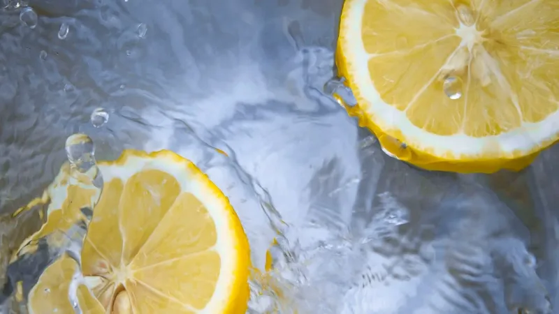 Água com limão em jejum: hidratação, vitamina C e digestão estão entre os efeitos apontados