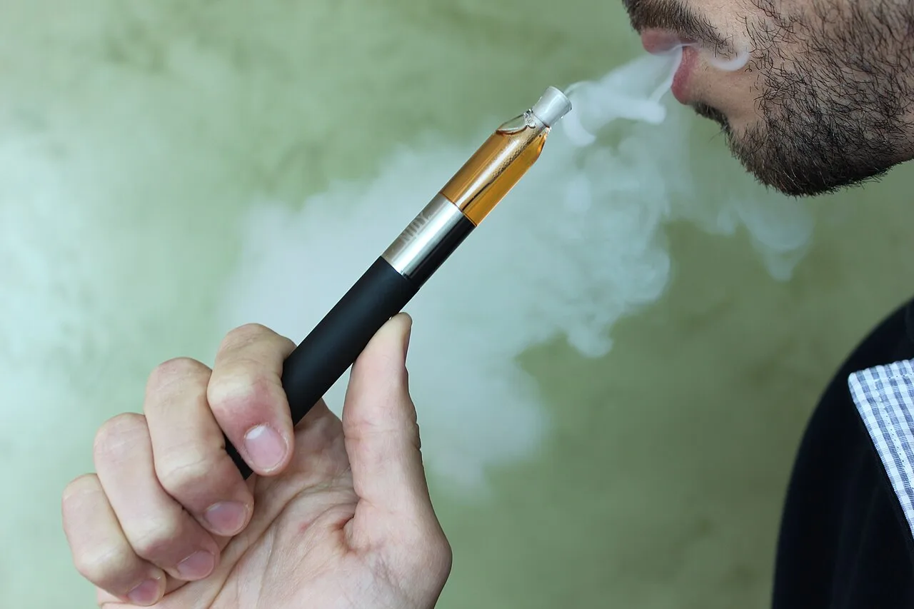 Alta de fumantes impulsionada pelo vape preocupa médicos; DF oferece tratamento gratuito