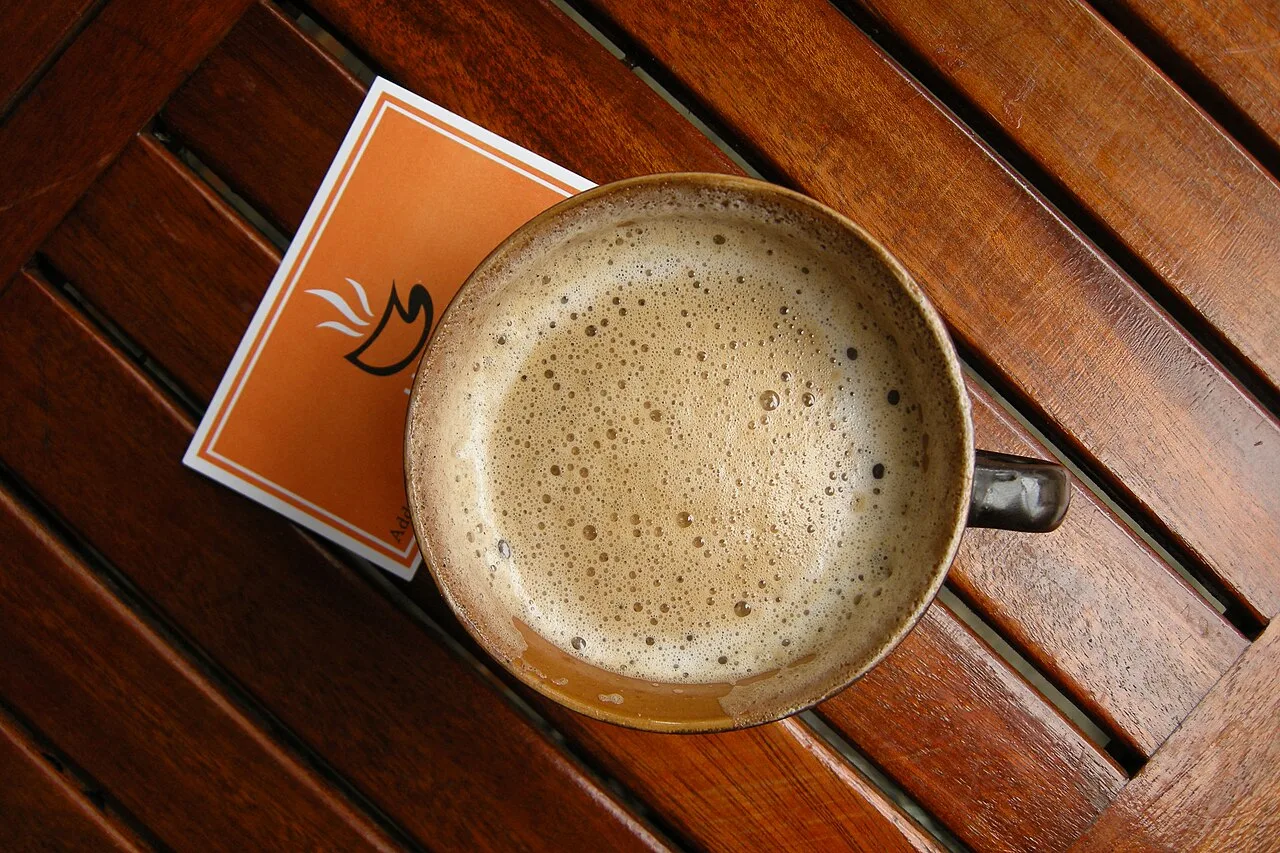 American Heart Association liga consumo moderado de café a coração mais protegido