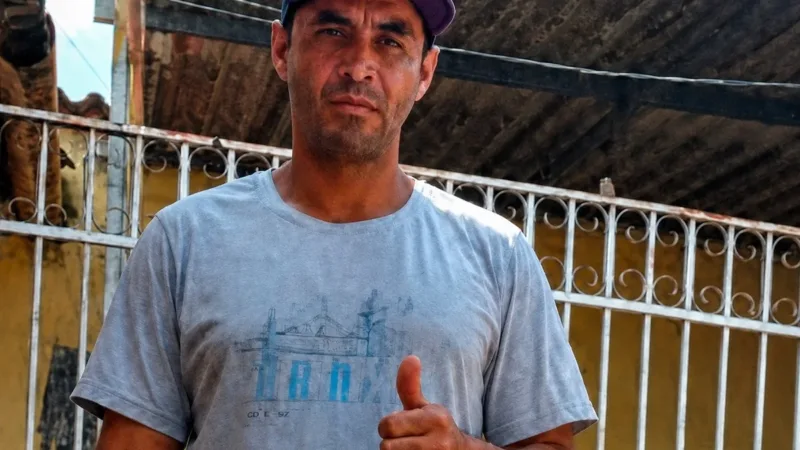 “Amiga” que segurou mulher para que o ex a esfaqueasse está foragida