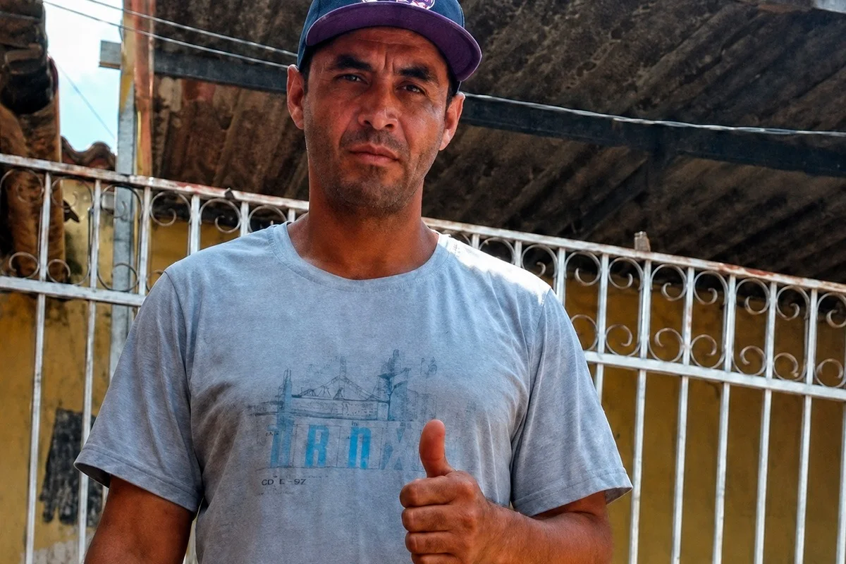 “Amiga” que segurou mulher para que o ex a esfaqueasse está foragida