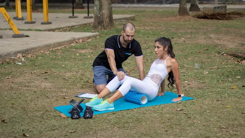 Antes do treino, aquecer ou alongar? Entenda o que cada prática faz pelo corpo