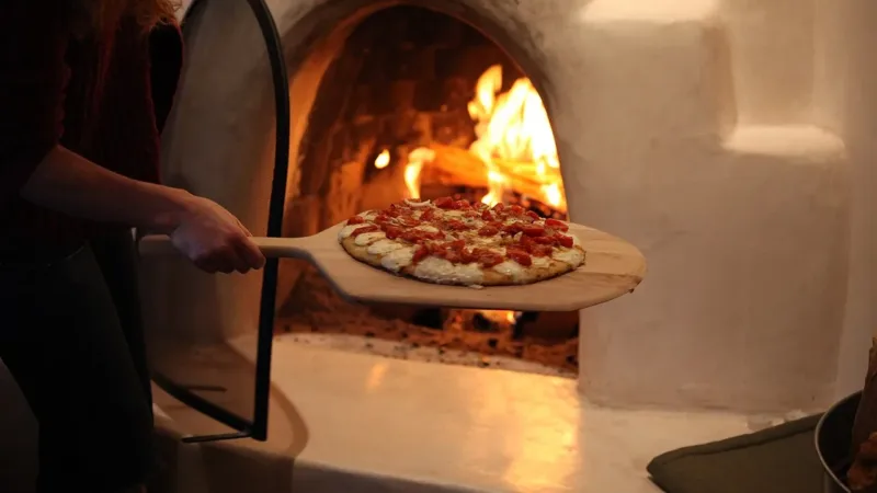 Arabella Pizzaria assa pizzas artesanais a 480 graus em forno a lenha na Asa Norte e na Asa Sul