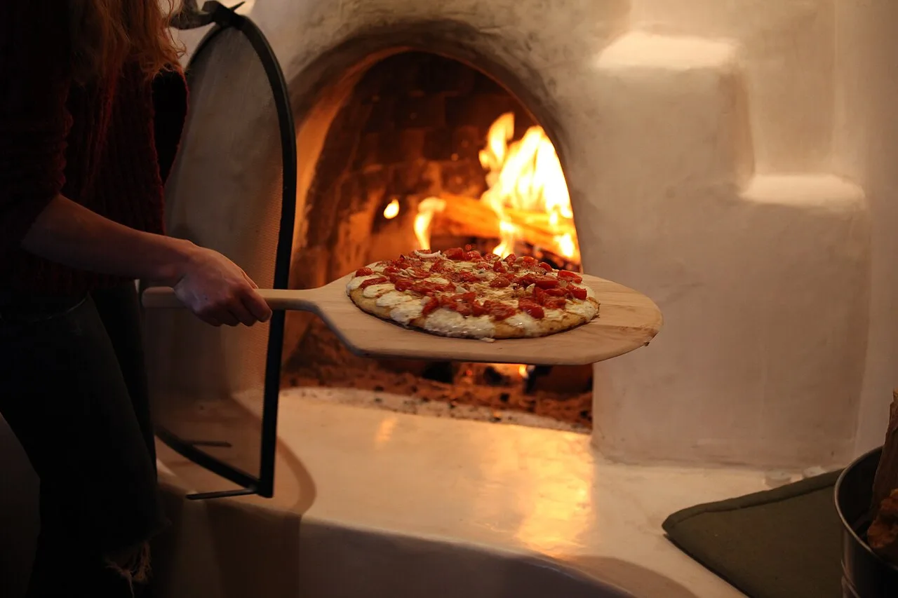 Arabella Pizzaria assa pizzas artesanais a 480 graus em forno a lenha na Asa Norte e na Asa Sul