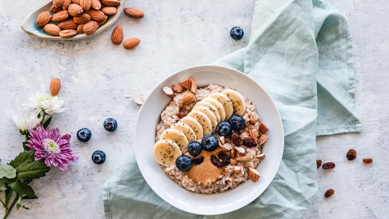 Aveia, frutas, iogurte e ovos: nutricionista indica quatro itens para o café da manhã