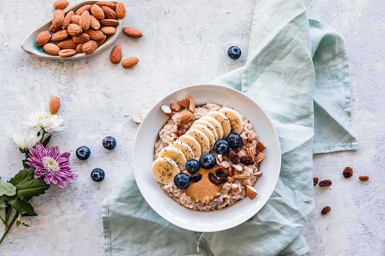 Aveia, frutas, iogurte e ovos: nutricionista indica quatro itens para o café da manhã