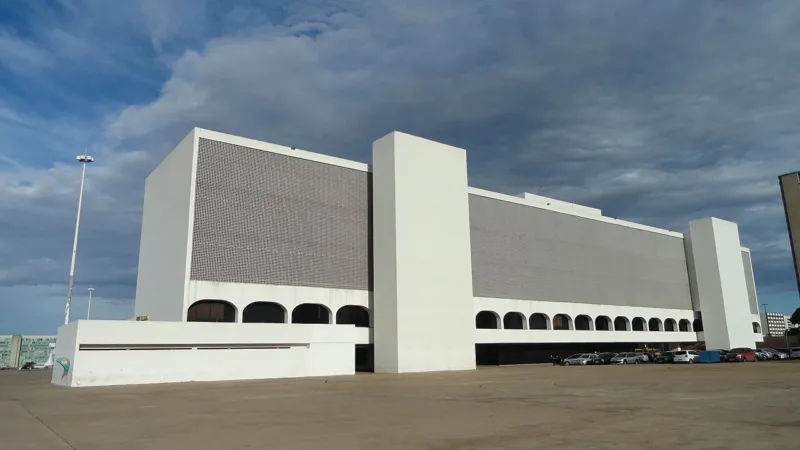 Biblioteca Nacional de Brasília: prédio de Niemeyer previsto no plano de Lúcio Costa abre todos os dias