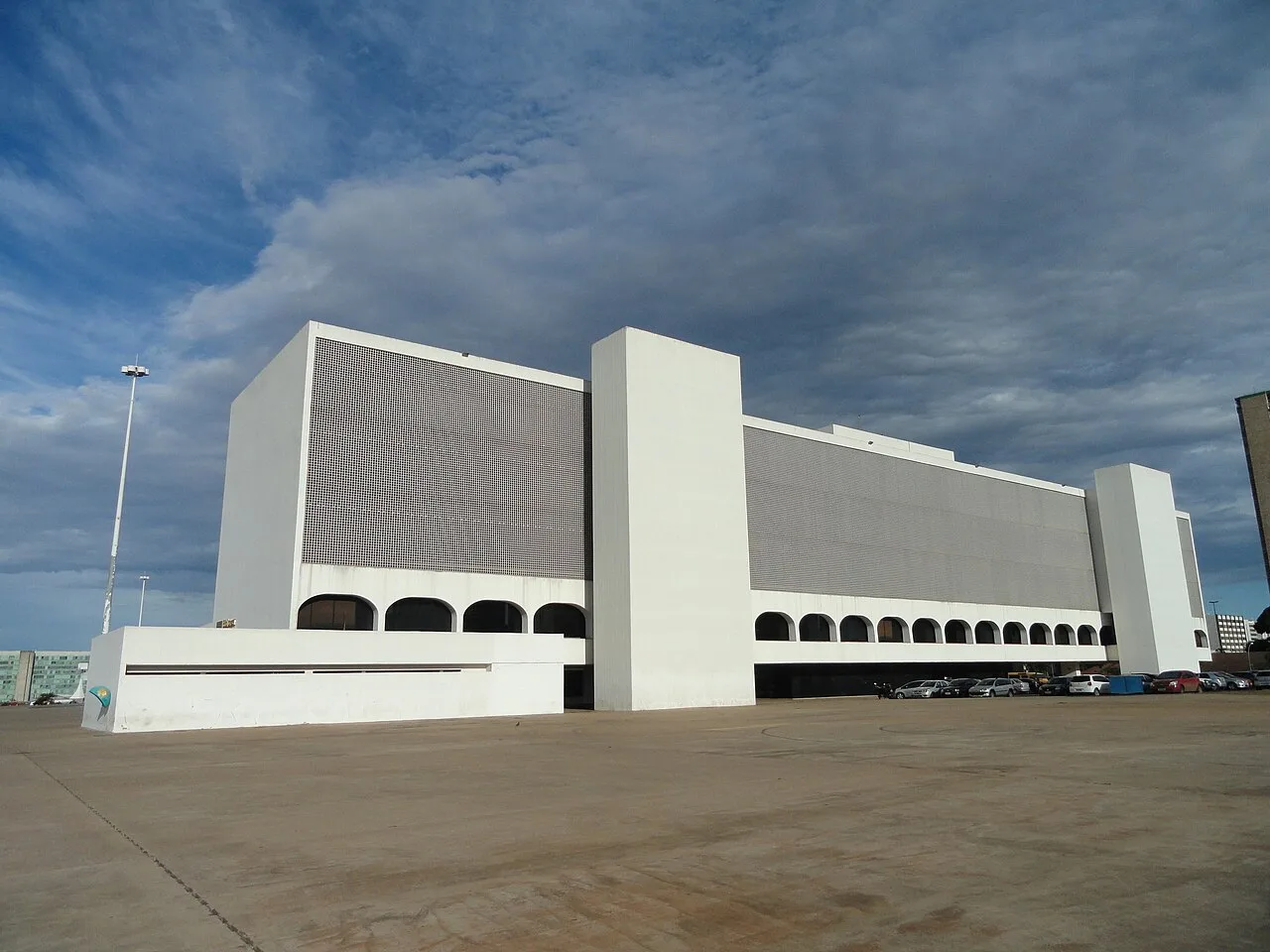 Biblioteca Nacional de Brasília: prédio de Niemeyer previsto no plano de Lúcio Costa abre todos os dias