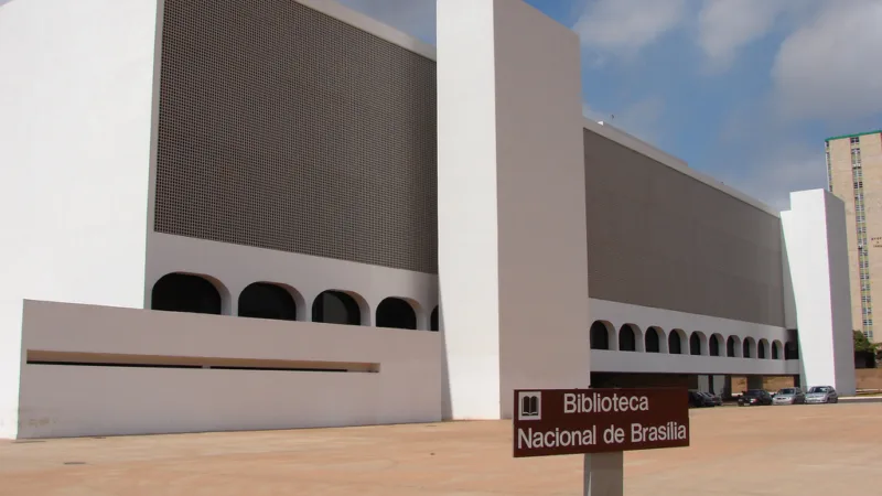 Biblioteca Nacional de Brasília quer de volta 6 mil livros e oferece um mês sem multa