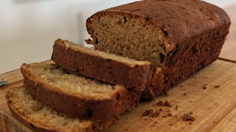 Bolo de banana com aveia para o domingo em família, com dicas de alimentação saudável