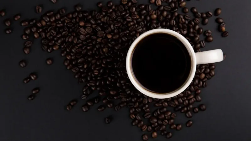 Café e fertilidade: o que se sabe sobre os efeitos da cafeína em homens e mulheres