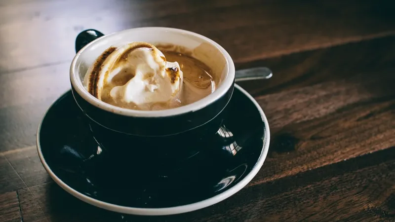 Café, refrigerante e suco cítrico em jejum: por que podem incomodar o estômago