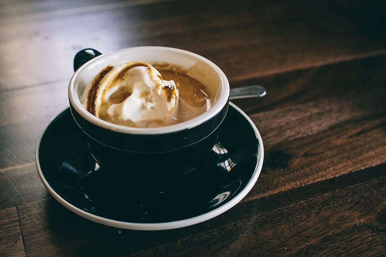 Café, refrigerante e suco cítrico em jejum: por que podem incomodar o estômago