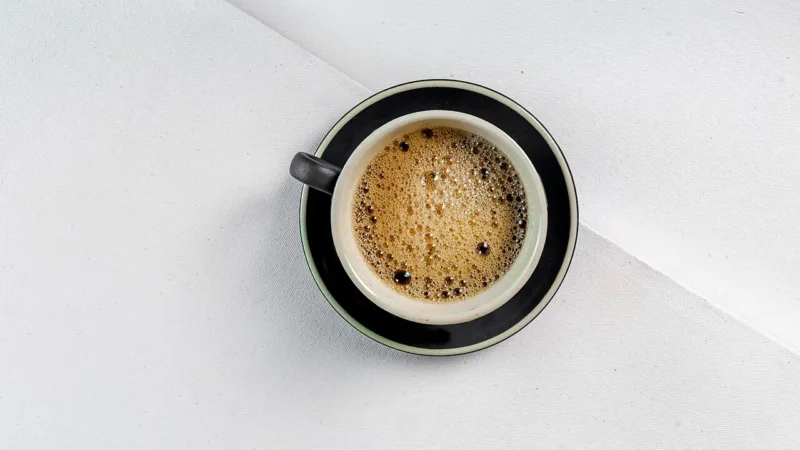 Cafeína antes do treino: benefícios, limites e cuidados com o pré-treino