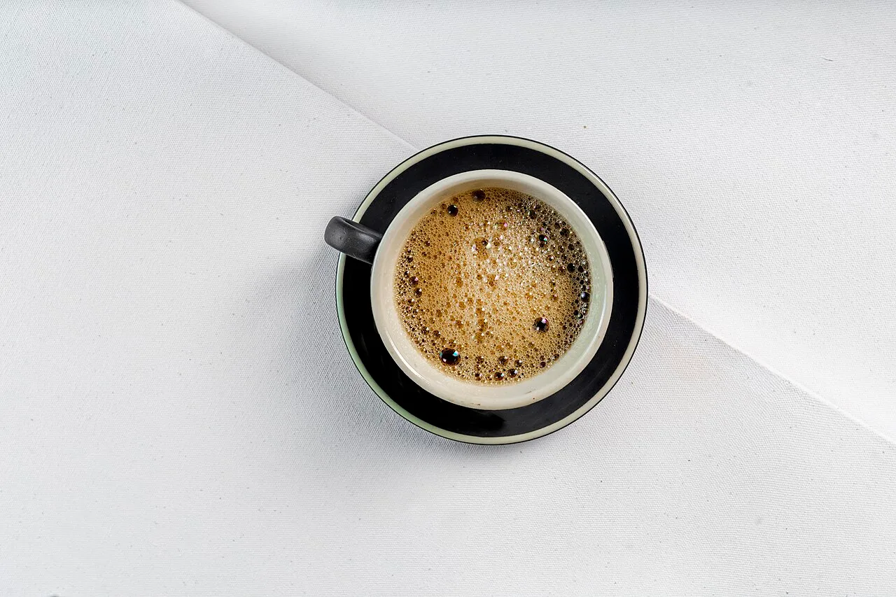 Cafeína antes do treino: benefícios, limites e cuidados com o pré-treino