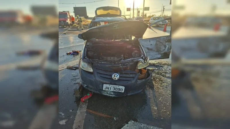 Carro é consumido por chamas e fica destruído em meio a rodovia no DF