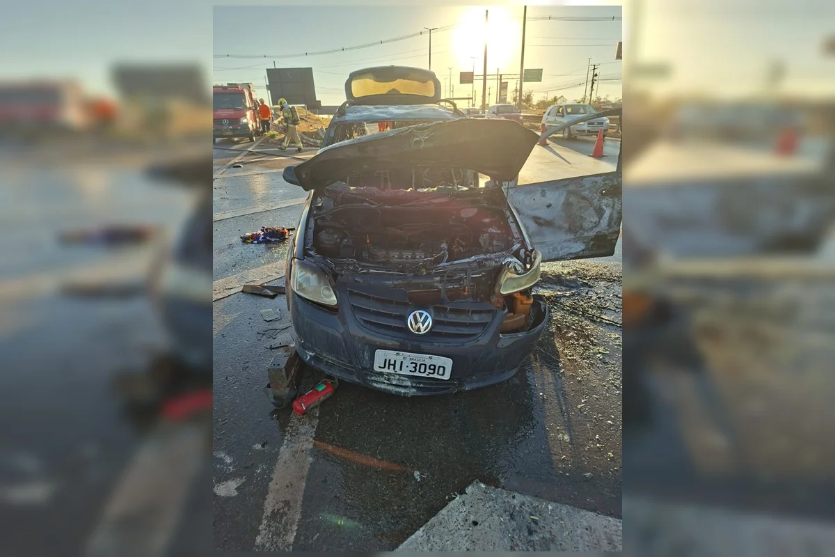 Carro é consumido por chamas e fica destruído em meio a rodovia no DF