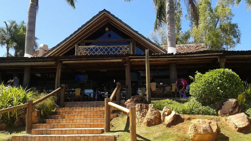 Casa Mahalo recebe até 10 hóspedes com piscina e jacuzzi aquecidas no Jardim Botânico