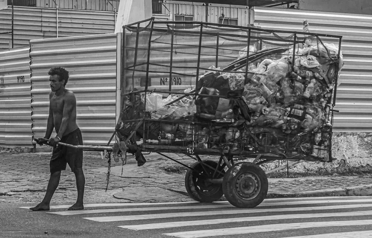 Catadores de recicláveis recebem vacinas e atendimento de saúde no próprio local de trabalho no DF