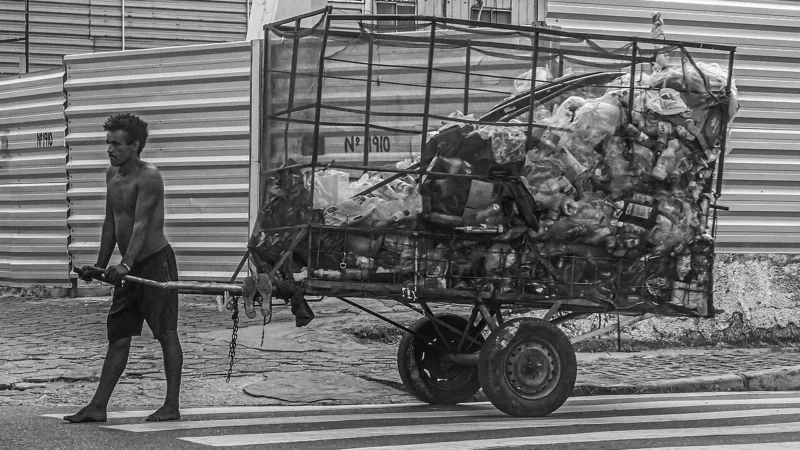 Catadores de recicláveis recebem vacinas e atendimento de saúde no próprio local de trabalho no DF