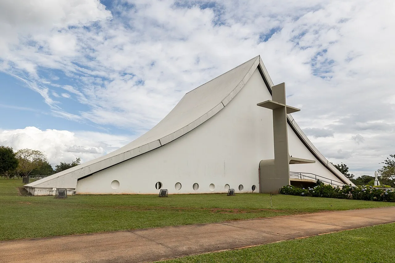 Catedral Militar Rainha da Paz nasceu da estrutura usada na missa de João Paulo II em Brasília