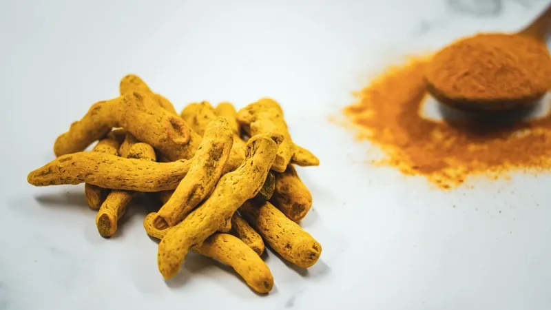 Chá de cúrcuma com pimenta-do-reino: receita e por que a combinação é usada contra inflamações