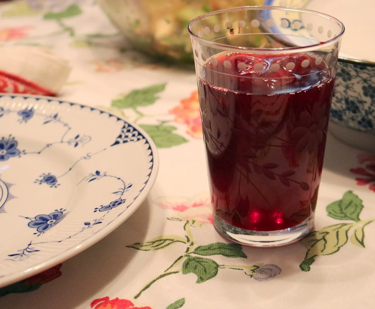 Chá de hibisco: propriedades, contraindicações e o jeito certo de fazer a infusão