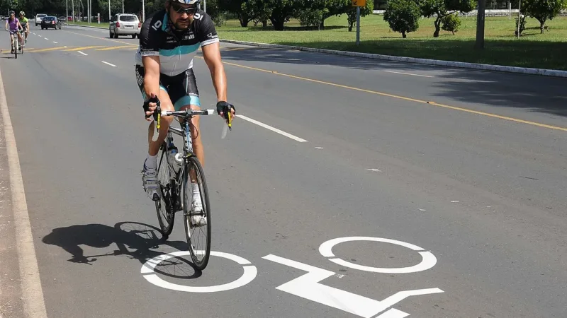 Ciclista cai durante prova de 80 km em Sobradinho II e é socorrida de helicóptero