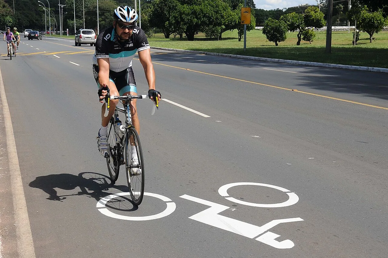 Ciclista cai durante prova de 80 km em Sobradinho II e é socorrida de helicóptero