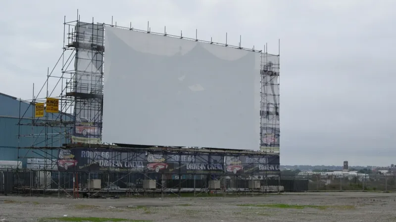Cine Drive-in de Brasília, patrimônio cultural do DF, mantém a tradição do cinema ao ar livre