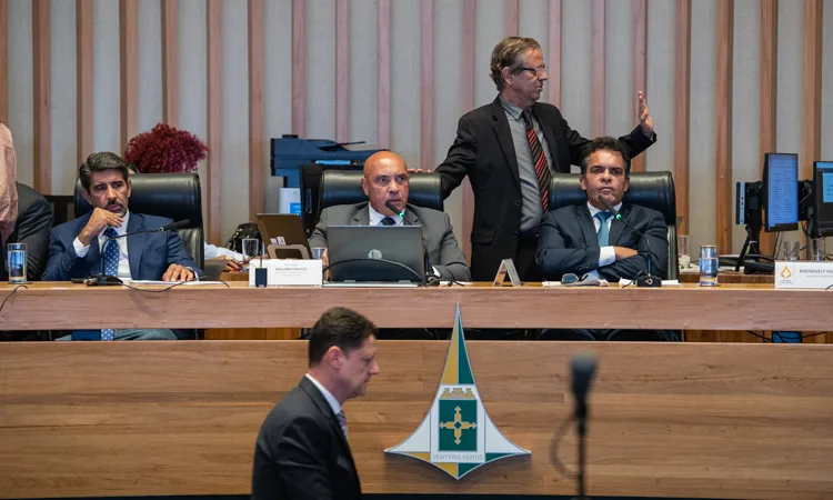 Unificação de mandatos de gestores escolares e reformulação do Conselho de Educação passam em primeiro turno