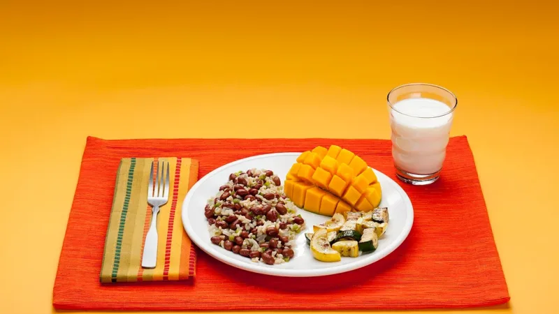 Comer com pressa prejudica a digestão e engana a saciedade; veja como mudar