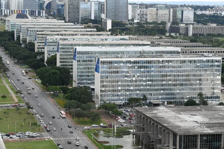 Concursos no DF em 2025: LDO prevê mais de 31 mil vagas e editais movimentam PMDF, STM, TRF1 e Caesb