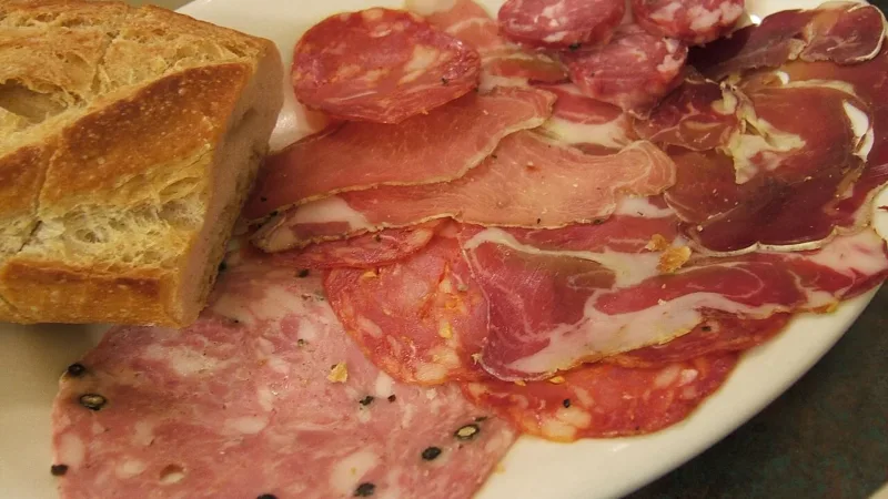 Conservantes de alimentos industrializados são associados a mais casos de pressão alta em estudo francês