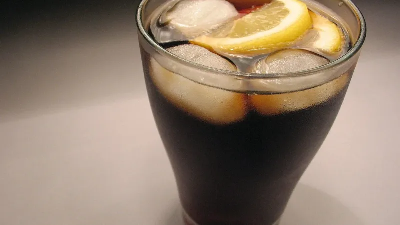 Consumo diário de refrigerante eleva risco de gordura no fígado e outras doenças hepáticas