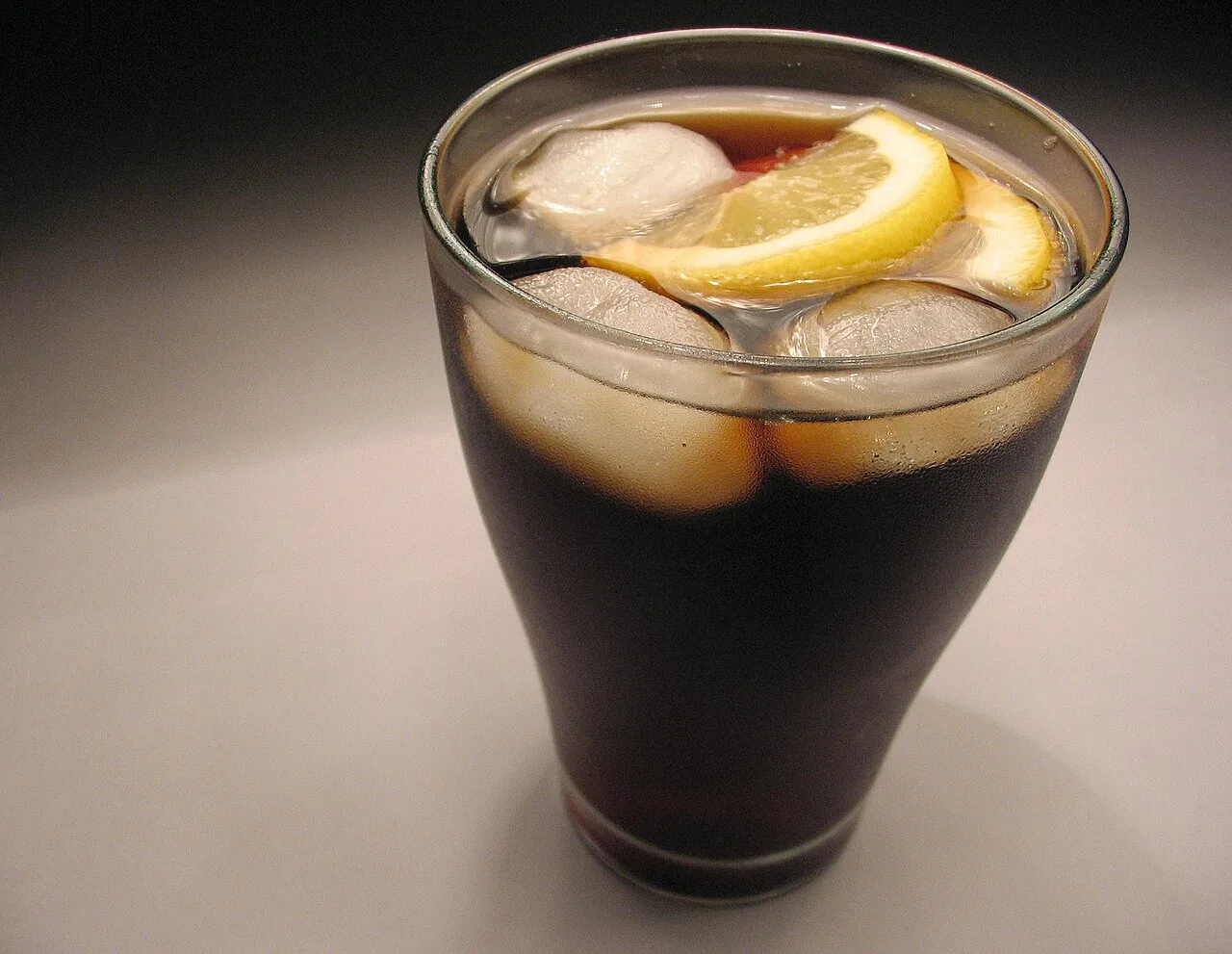 Consumo diário de refrigerante eleva risco de gordura no fígado e outras doenças hepáticas
