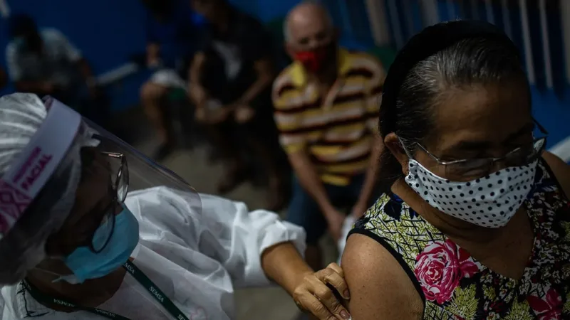 Covid-19 volta a crescer em quatro estados, e rinovírus pressiona casos entre crianças no DF