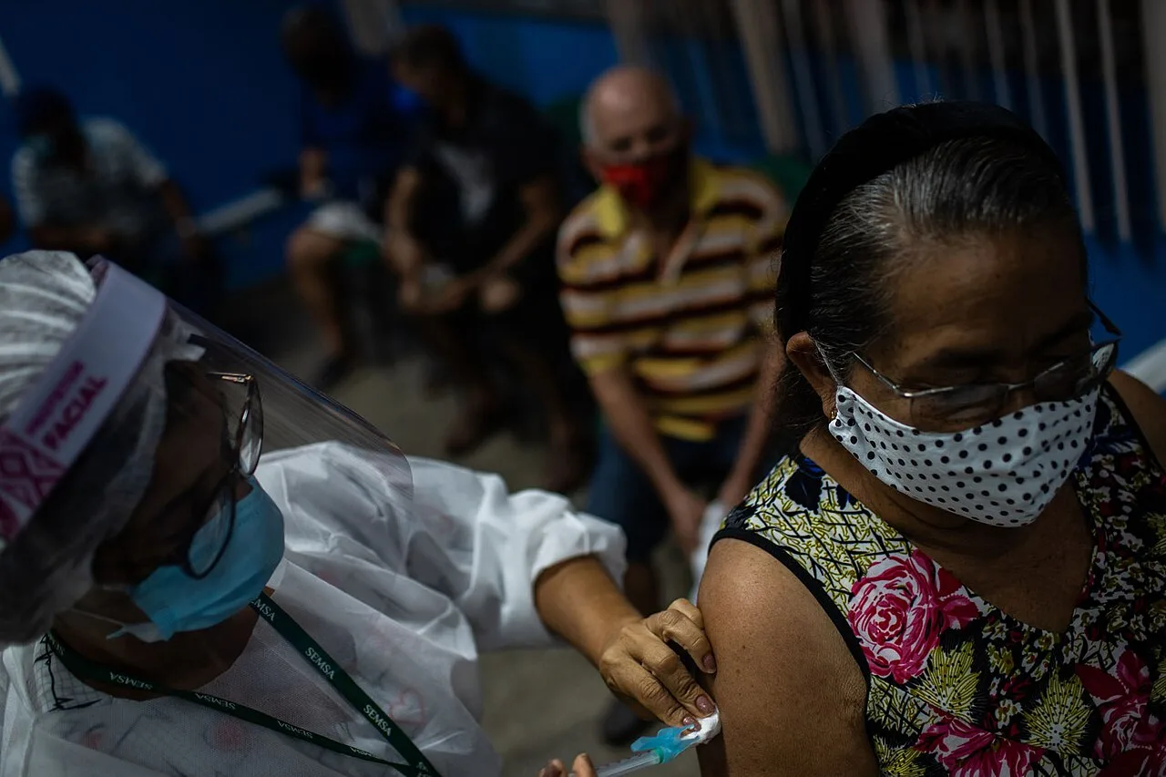 Covid-19 volta a crescer em quatro estados, e rinovírus pressiona casos entre crianças no DF