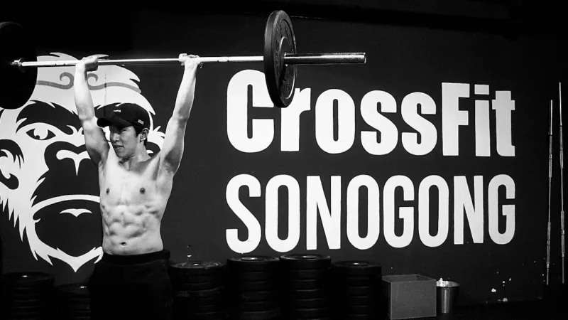 Crossfit para iniciantes: orientação profissional e adaptação dos exercícios fazem a diferença