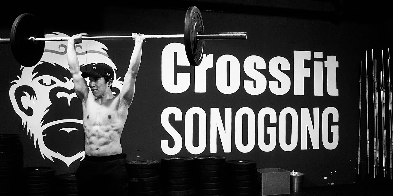 Crossfit para iniciantes: orientação profissional e adaptação dos exercícios fazem a diferença