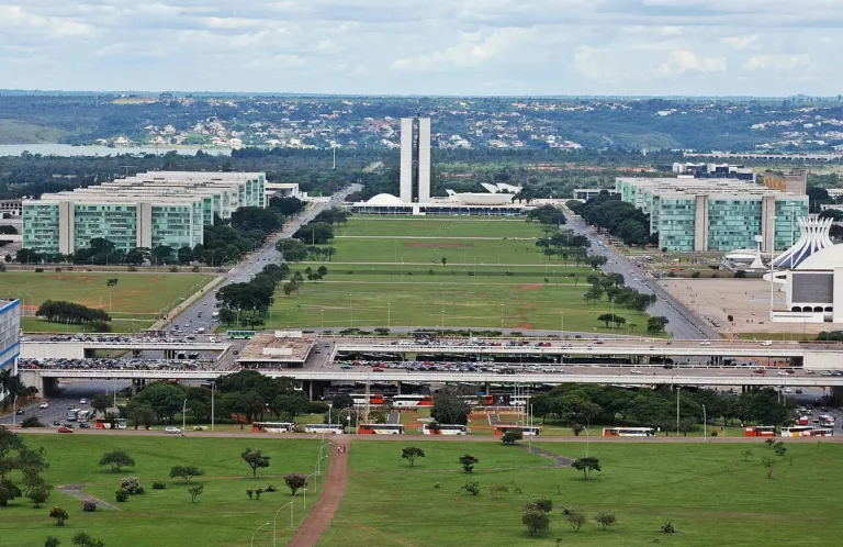 Danilo Barbosa, autor da sinalização de Brasília com peça no MoMA, reúne sua trajetória no design