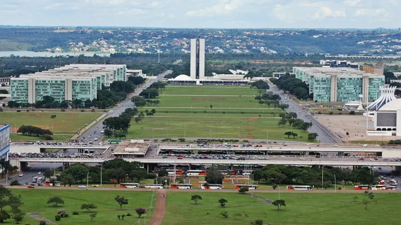 Danilo Barbosa, autor da sinalização de Brasília com peça no MoMA, reúne sua trajetória no design