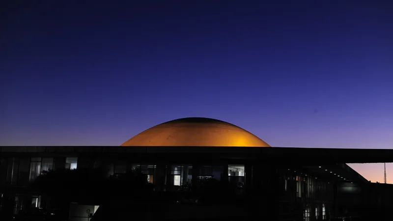 Datafolha: Michelle Bolsonaro e Leila do Vôlei lideram disputa pelo Senado no DF