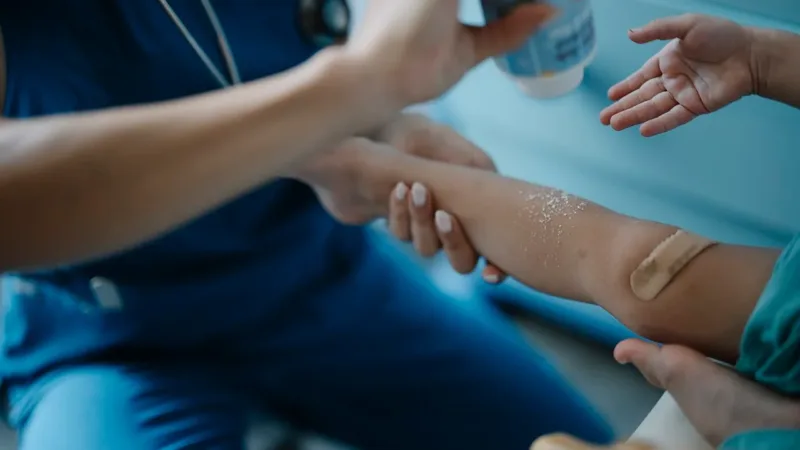 Dermatite atópica pode ser o primeiro sinal da “marcha alérgica”; entenda
