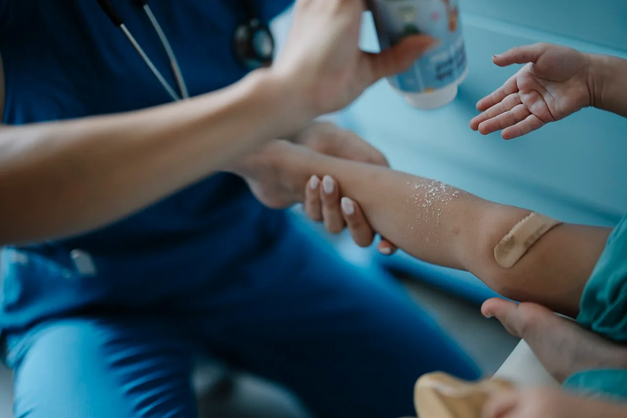 Dermatite atópica pode ser o primeiro sinal da “marcha alérgica”; entenda
