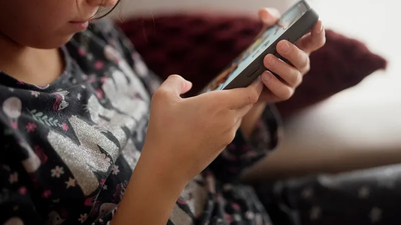 Desafios virais e telas: psicóloga da SES-DF orienta pais sobre segurança de crianças na internet