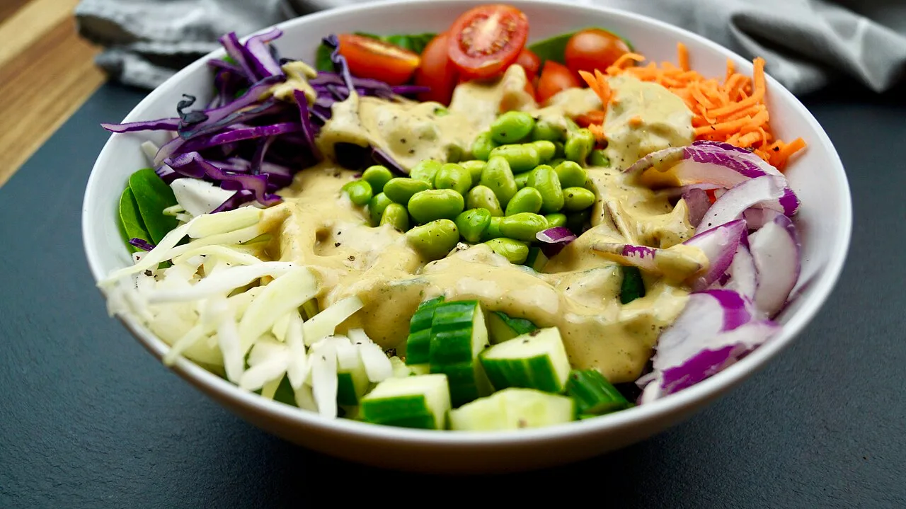 Dieta vegana faz bem à saúde? Veja o que as pesquisas mostram sobre benefícios e cuidados