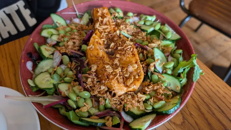 Do ovo à água de coco: 20 alimentos que ajudam no treino e na recuperação muscular