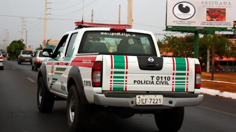 Dupla em moto atira contra carro perto de creche em Ceilândia; vítima foge e é socorrida por moradores